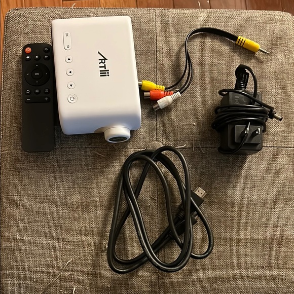 Mini Projector - Picture 2 of 3